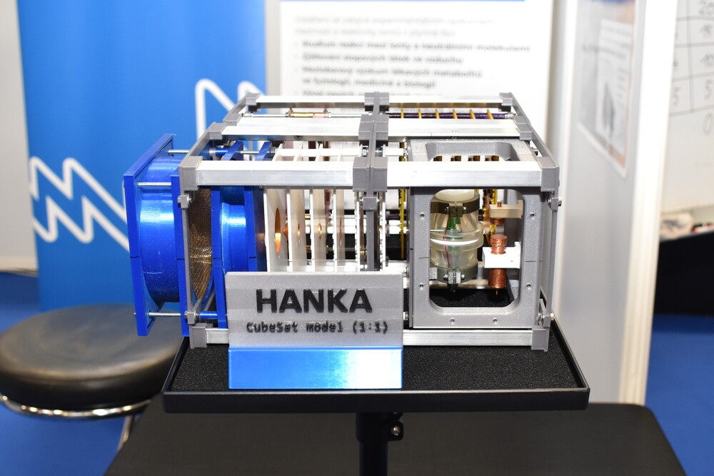 Space ERA Chair team presented mass spectrometer HANKA at Czech Science ...